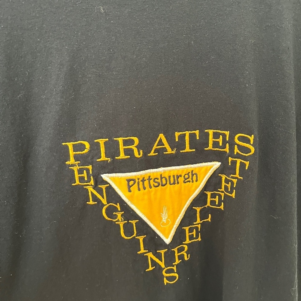 Vintage Embroidered Black and Gold Pittsburgh Penguins Steelers Pirates T-Shirt - Picture 3 of 5